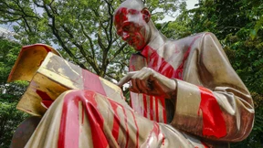 Auch eine italienische Statue gerät ins Wanken