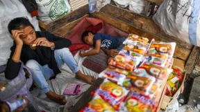 Menschen in Indonesien hoffen auf Hilfe