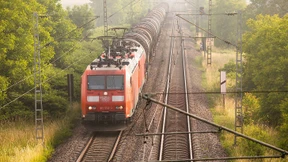 Mann vor Zug gestoßen – Ermittler suchen Unbekannten