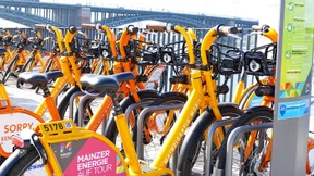 Gelb und Orange mischen sich