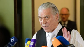 Der die Gerichtssäle füllt 