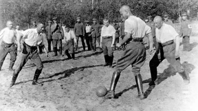 Tore aus Stahlhelmen 