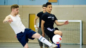 Mit Fußball aus dem Abseits