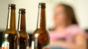 Wie Alkohol unser Gehirn austrickst