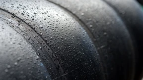 Mercedes kommt mit einem kleinen Reifenschaden davon