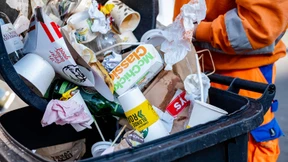 Müllberge in Parks und auf Plätzen