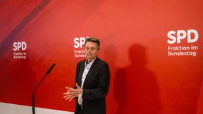 Warum Mützenich die Verteidigungsministerin angreift