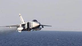 Russischer Kampfflieger bedrängt amerikanischen Aufklärer