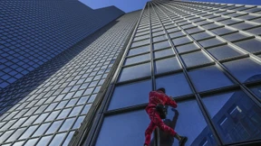 „Spiderman“ klettert auf Hochhaus – ohne Sicherung