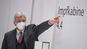 Bouffier für Lockerung der Impfreihenfolge