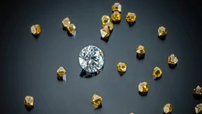 Warum ein Künstler sein Gesamtwerk in Diamanten presst