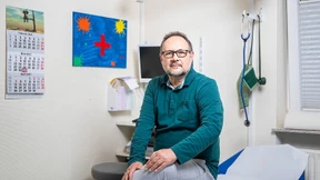 Ein Hausarzt im Impf-Modus