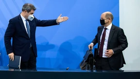 „Da brauchen Sie gar nicht so schlumpfig herumzugrinsen“