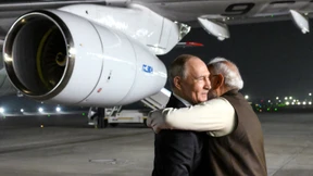 Modis herzliche Umarmung Putins