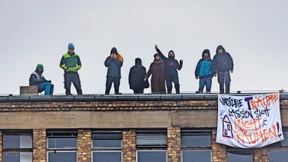 Acht Aktivisten harren auf Dach der Dondorf-Druckerei aus