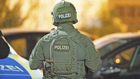 Eine Polizistin für drei Telefone