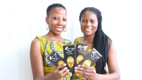 Mit Hibiskus und Kokosnuss