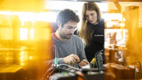 Wie ein Magnetfeld-Kühlschrank für eine kühle Cola sorgt