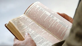 Wie ein Spötter dafür sorgte, dass die Bibel verboten wird