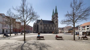 Zwei Mädchen prügeln sich – und hundert Menschen schauen zu