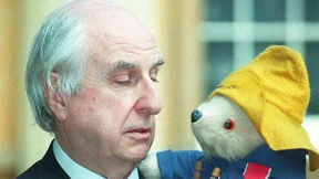 Er kümmerte sich um einen kleinen Bären