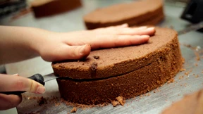 Arbeitgeber wollen Azubis mit Prämien locken