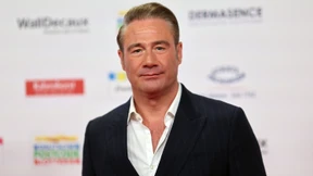 Sasha bringt sein Kind mit Golfcart zur Schule