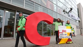 Greenpeace-Aktivisten montieren „C“ an CDU-Zentrale ab