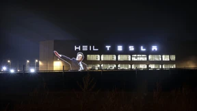 Aktivisten projizieren „Heil Tesla“ auf Tesla-Fabrik bei Berlin