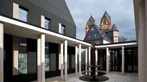 Mehr Aufsicht für den bischöflichen Stuhl