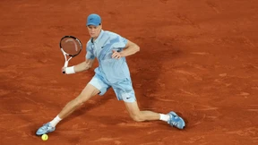 Der Weltranglistenerste Jannik Sinner startet mit einem klaren Erfolg in der ersten Runde erfolgreich in das Grand-Slam-Turnier.