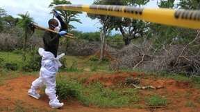 Leichen aus mutmaßlichen Sektengräbern exhumiert