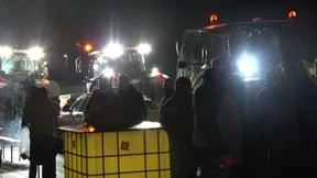 Landwirte blockieren Aldi-Lager mit Traktoren