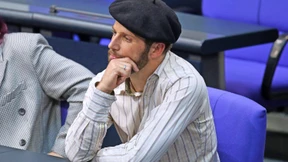 Mit Baskenmütze, Bayern-Trikot und Hosenanzug im Bundestag