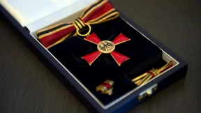 Bundesverdienstkreuze für Frauen sollen nicht mehr kleiner sein