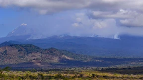 Qualmwand umhüllt Kilimandscharo