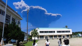 Vulkan in Japan bricht mit gewaltiger Explosion aus