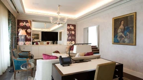 Muranoglas an der Decke, Kunst an der Wand