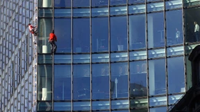 Französischer Spiderman erklimmt Frankfurter Wolkenkratzer