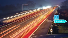 Dutzende Verletzte nach Zusammenstoß von Reisebus und Lastwagen