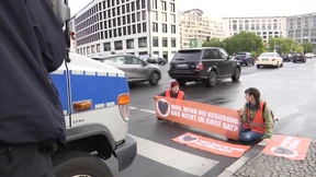 Klima-Aktivisten blockieren Kreuzungen in Berlin