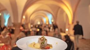 Schweinebauch mit jungem Mais