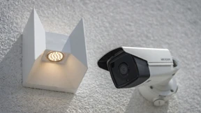 Der Hund am Kühlschrank