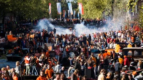 Augenzwinkernd oranje