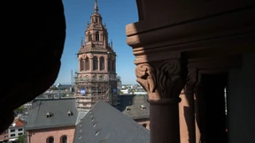 Jörg Walter arbeitet hoch über Mainz