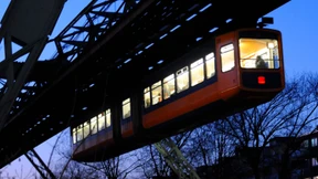 Wuppertal verschenkt drei Schwebebahnwaggons