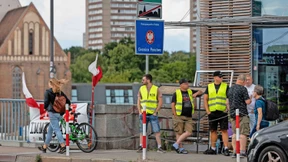 Mit Campingstühlen und Anglerhut gegen Migranten