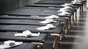 Lufthansa bucht Hotels und stellt Feldbetten auf