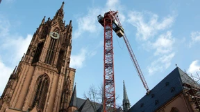 Noch steckt der Kranausleger im Frankfurter Dom