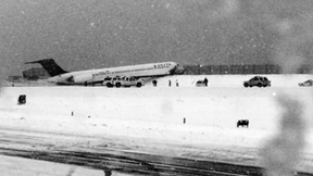 Flugzeug rutscht von Landebahn
